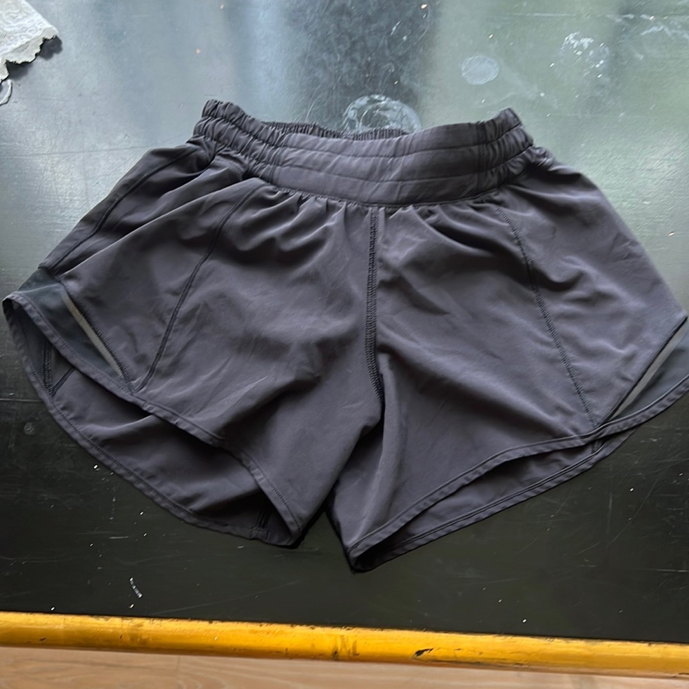 Lululemon size 2, barely worn, hotty hot shorts 4”, black